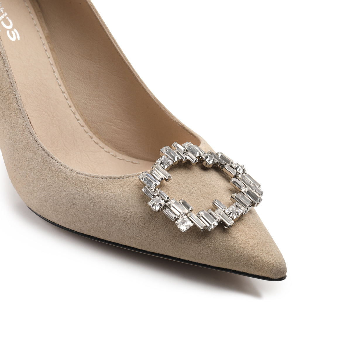 Beige pumps with brooch