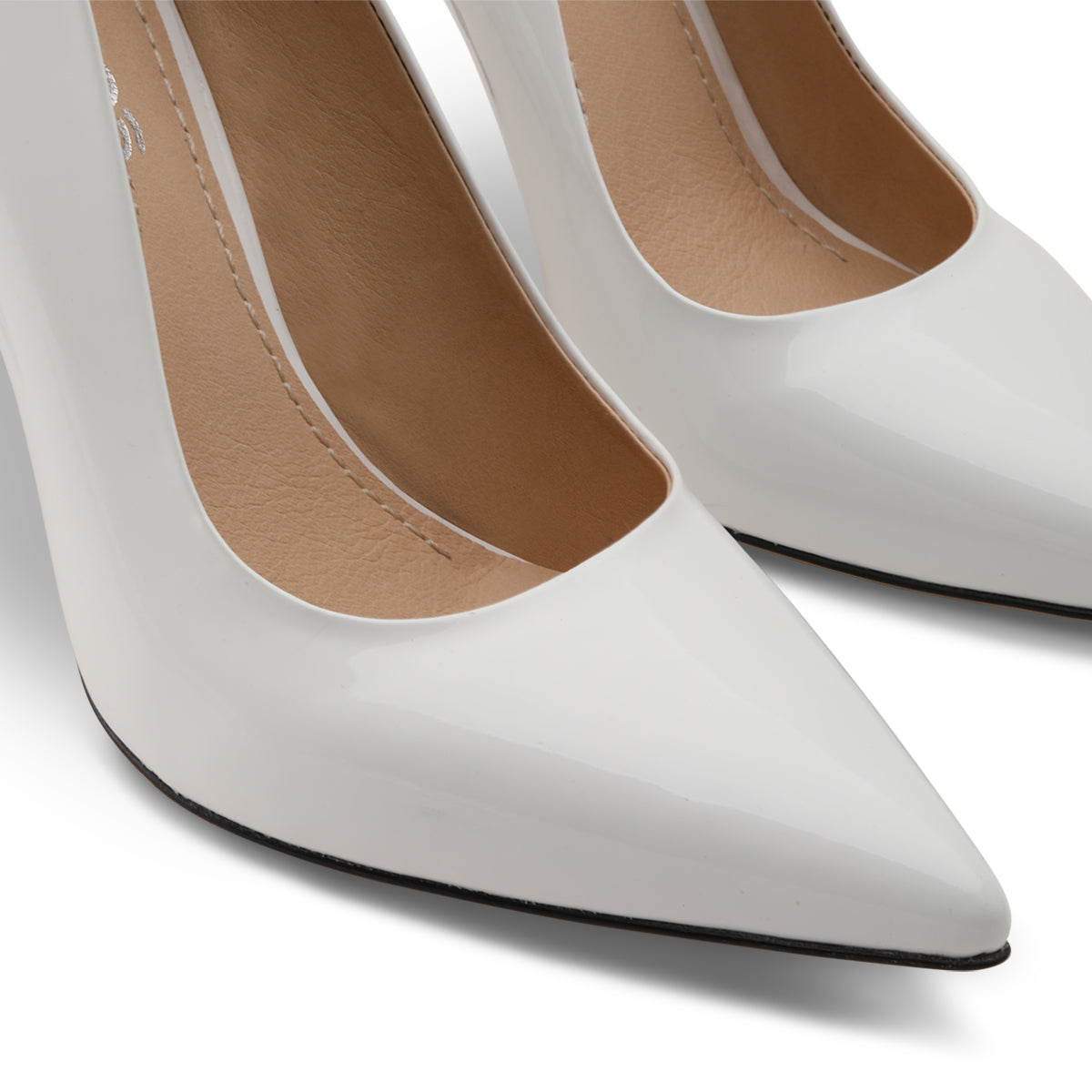 White classic pumps shoes